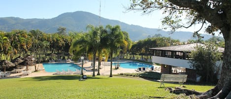 3 albercas techadas y 3 albercas al aire libre