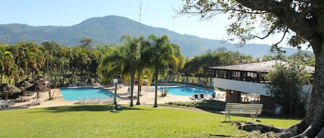 3 piscinas internas, 3 piscinas externas