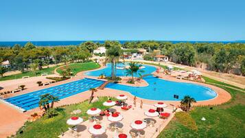 2 piscine all'aperto, ombrelloni da piscina, lettini