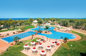 2 piscines extérieures, parasols de plage, chaises longues