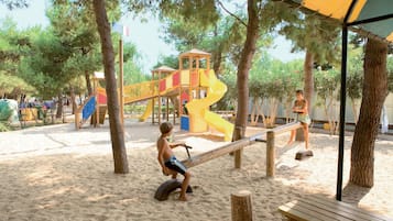 Área de juegos infantiles al aire libre