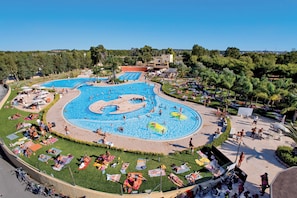 2 piscines extérieures, parasols de plage, chaises longues