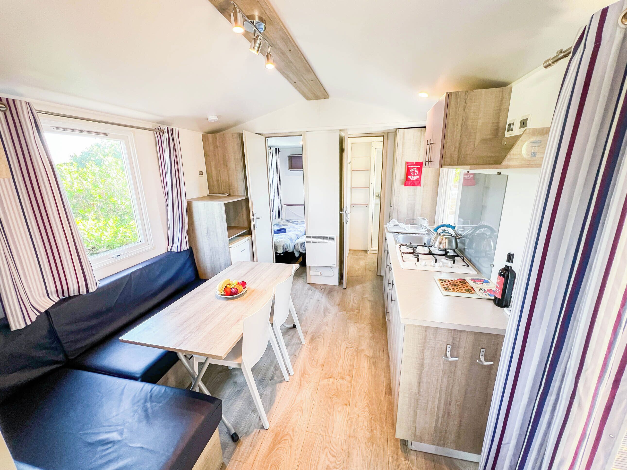 Comfort-asuntovaunu, terassi | Yksityinen keittiö | Täysikokoinen jääkaappi, liesi, keittoastiat/astiat/ruokailuvälineet