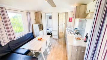 Comfort-asuntovaunu, terassi | Yksityinen keittiö | Täysikokoinen jääkaappi, liesi, keittoastiat/astiat/ruokailuvälineet