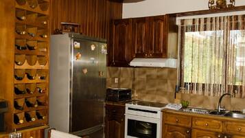 Căn hộ Deluxe, 2 phòng ngủ | Bếp riêng | Tủ lạnh, lò nướng, bếp nấu, máy rửa bát