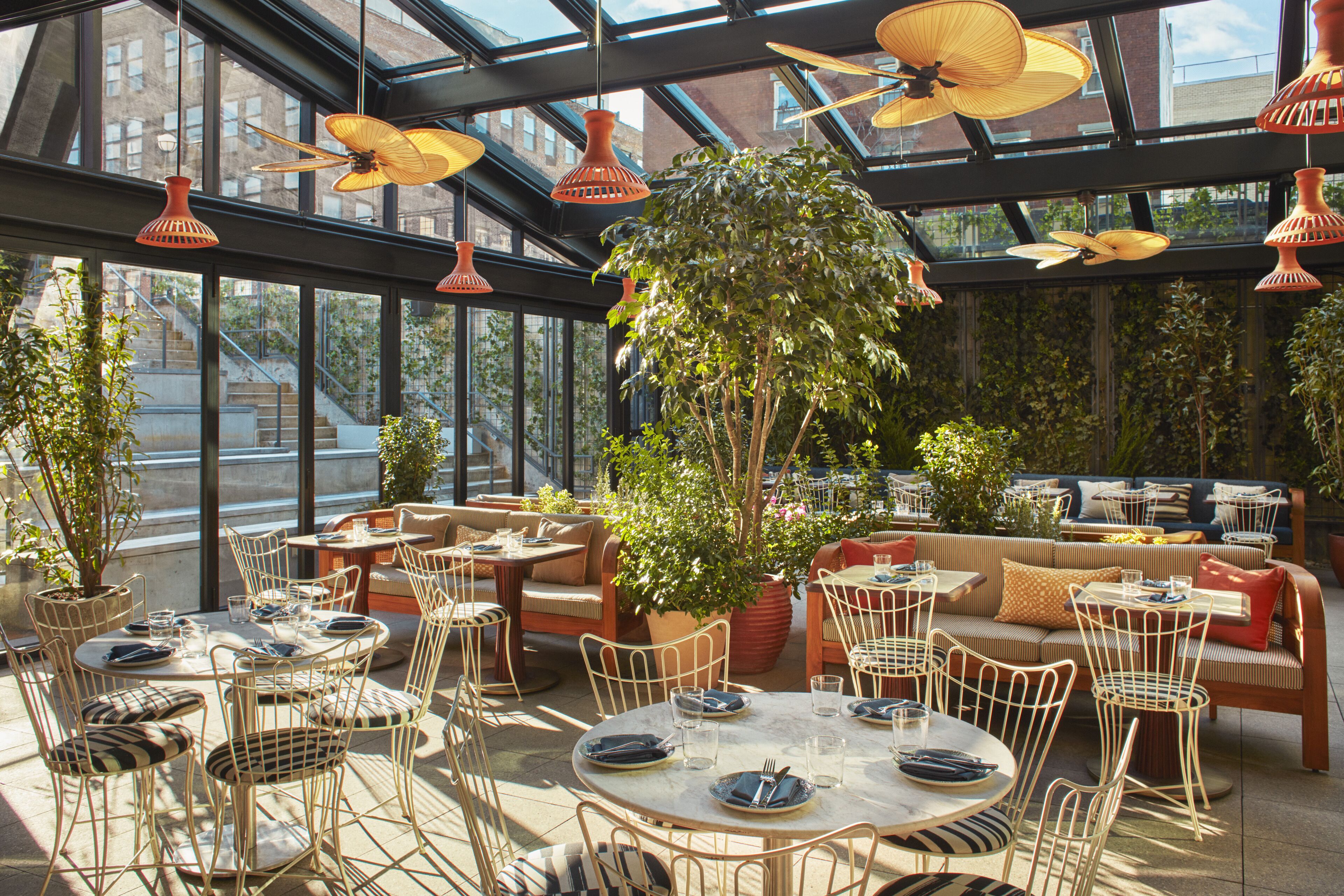 3 restaurants, breakfast served