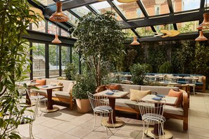 3 restaurants, breakfast served