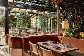 3 restaurants, breakfast served