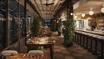 3 restaurants, breakfast served