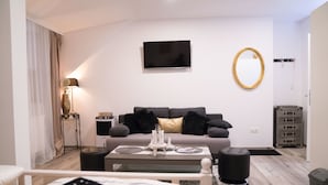 Deluxe Quadruple Room, Multiple Beds (Gold / Grey Nr 8) | TV