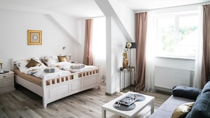 Deluxe Quadruple Room, Multiple Beds (Gold / Grey Nr 8)