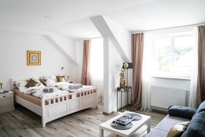 Deluxe Quadruple Room, Multiple Beds (Gold / Grey Nr 8) | Egyptian cotton sheets, premium bedding, individually decorated