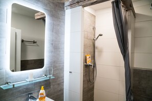Deluxe Double Room, 1 King Bed (Beige/Grey Nr 7) | Kylpyhuone | Suihku, hiustenkuivaaja, tohvelit, saippua