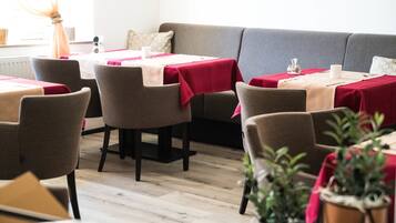 Frühstück, Mittagessen, italienische Küche, Speisen im Freien