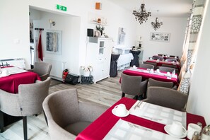 Cooked-to-order breakfast on weekdays (EUR 15.00 per person)