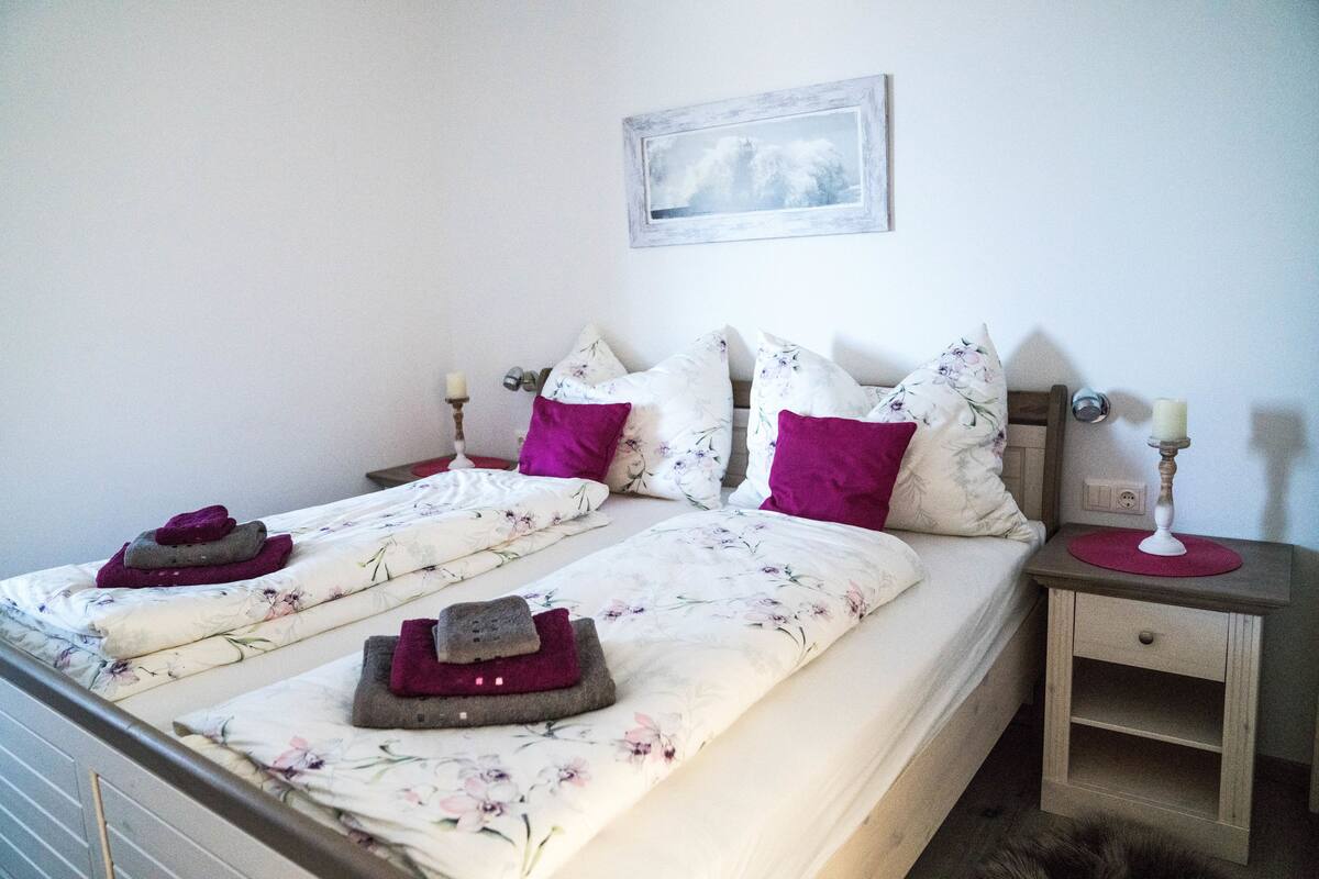 Deluxe Double Room, 1 King Bed (Bordeaux / Grey Nr 10) | Egyptian cotton sheets, premium bedding, desk, blackout drapes
