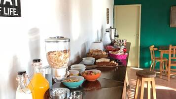 Café da manhã com buffet grátis todos os dias