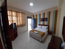 Escritorio, cortinas blackout y tabla de planchar con plancha