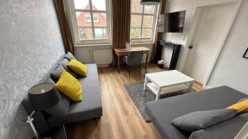 Apartment (Altstadt) | Wohnbereich | 40-Zoll-Flachbildfernseher mit Satellitenempfang, Fernseher, Netflix