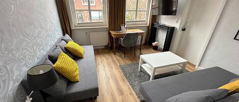 Apartment (Altstadt) | Living area | 40-inch flat-screen TV with satellite channels, TV, Netflix