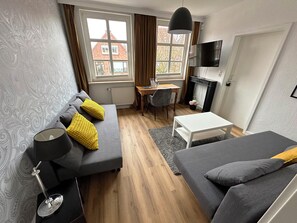 Leilighet (Altstadt) | Oppholdsområde | En 40-tommers Flatskjerm-TV med Parabol-TV samt TV og Netflix