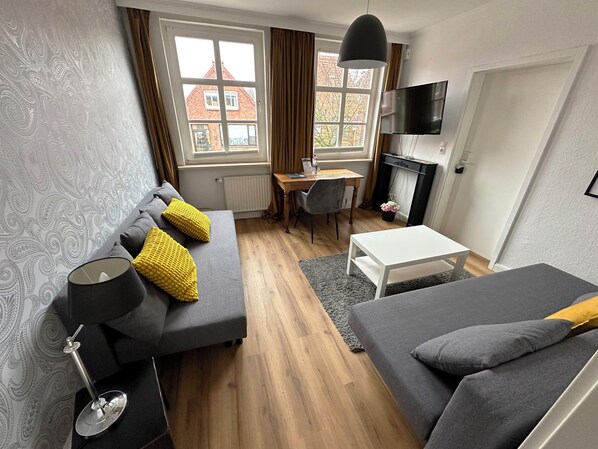 Leilighet (Altstadt) | Oppholdsområde | En 40-tommers Flatskjerm-TV med Parabol-TV samt TV og Netflix