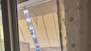 ملاءات من القطن المصري وأغطية فراش متميزة وألحفة محشوة بالريش وميني بار