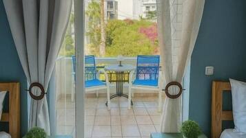 Standard Twin Room, Non Smoking | Cadar kapas Mesir, peralatan tempat tidur premium, bar mini, meja