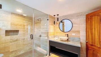 Tweepersoonskamer, privébadkamer | Badkamer | Gratis toiletartikelen, een haardroger, handdoeken