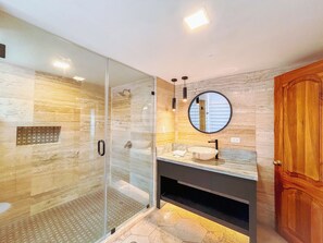 Habitación doble, baño privado | Baño | Artículos de higiene personal gratuitos, secador de pelo y toallas