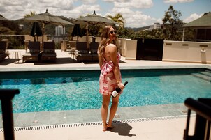 Außenpool, geöffnet von 09:00 Uhr bis 21:00 Uhr, Sonnenschirme