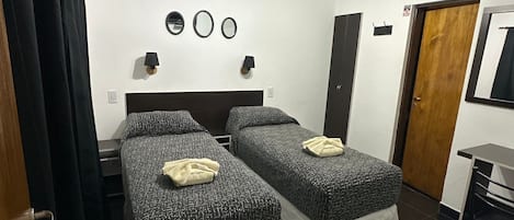 Chambre avec lits jumeaux, 2 lits une place, non-fumeurs | Coffres-forts dans les chambres, bureau, fer et planche à repasser