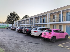 Free self parking - Executive Inn (Indianapolis)
