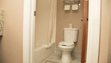 Standaard eenpersoonskamer | Badkamer | Een bad/douchecombinatie, handdoeken, zeep, toiletpapier