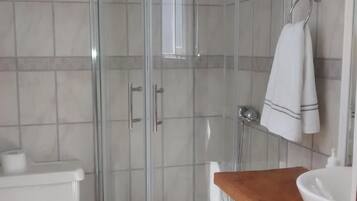 Buồng tắm vòi sen, khăn tắm