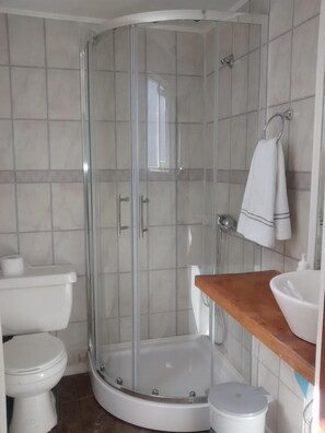 Shower, towels - Xalpen B&B (Natales)