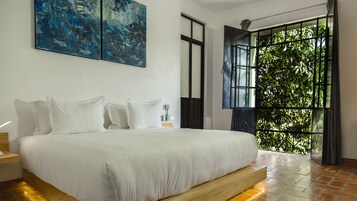 Master Suite Balcony 02 | 埃及棉床单、高档床上用品、羽绒被、迷你吧