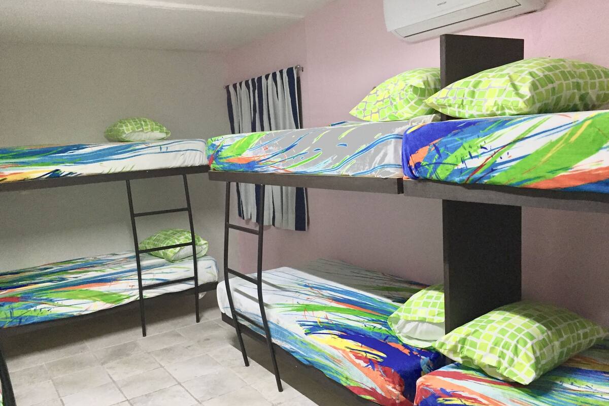 Dortoir Partagé Confort, femmes uniquement, non-fumeurs (Single Bed - Habana) | Draps italiens Frette, ameublement personnalisé, rideaux occultants