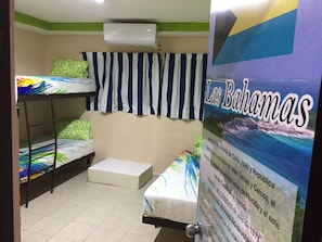 Dormitorio compartido Confort, para no fumadores (Single Bed - Bahamas) | Sábanas italianas Frette, muebles diferentes y cortinas blackout 