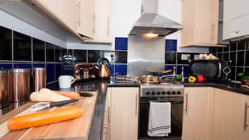 Apartment, 3 Bedrooms, Non Smoking | Private kitchen | Full-sized fridge, microwave, oven, stovetop