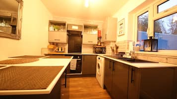 Apartment, 3 Bedrooms, Non Smoking | Private kitchen | Full-size fridge, microwave, oven, stovetop