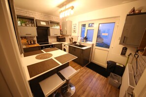 Apartment, 3 Bedrooms, Non Smoking | Private kitchen | Full-sized fridge, microwave, oven, stovetop
