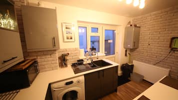 Apartment, 3 Bedrooms, Non Smoking | Private kitchen | Full-sized fridge, microwave, oven, stovetop