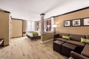 Suite, 1 King-Bett und Schlafsofa, Nichtraucher (Efficiency) | Hochwertige Bettwaren, Pillowtop-Betten, Schreibtisch