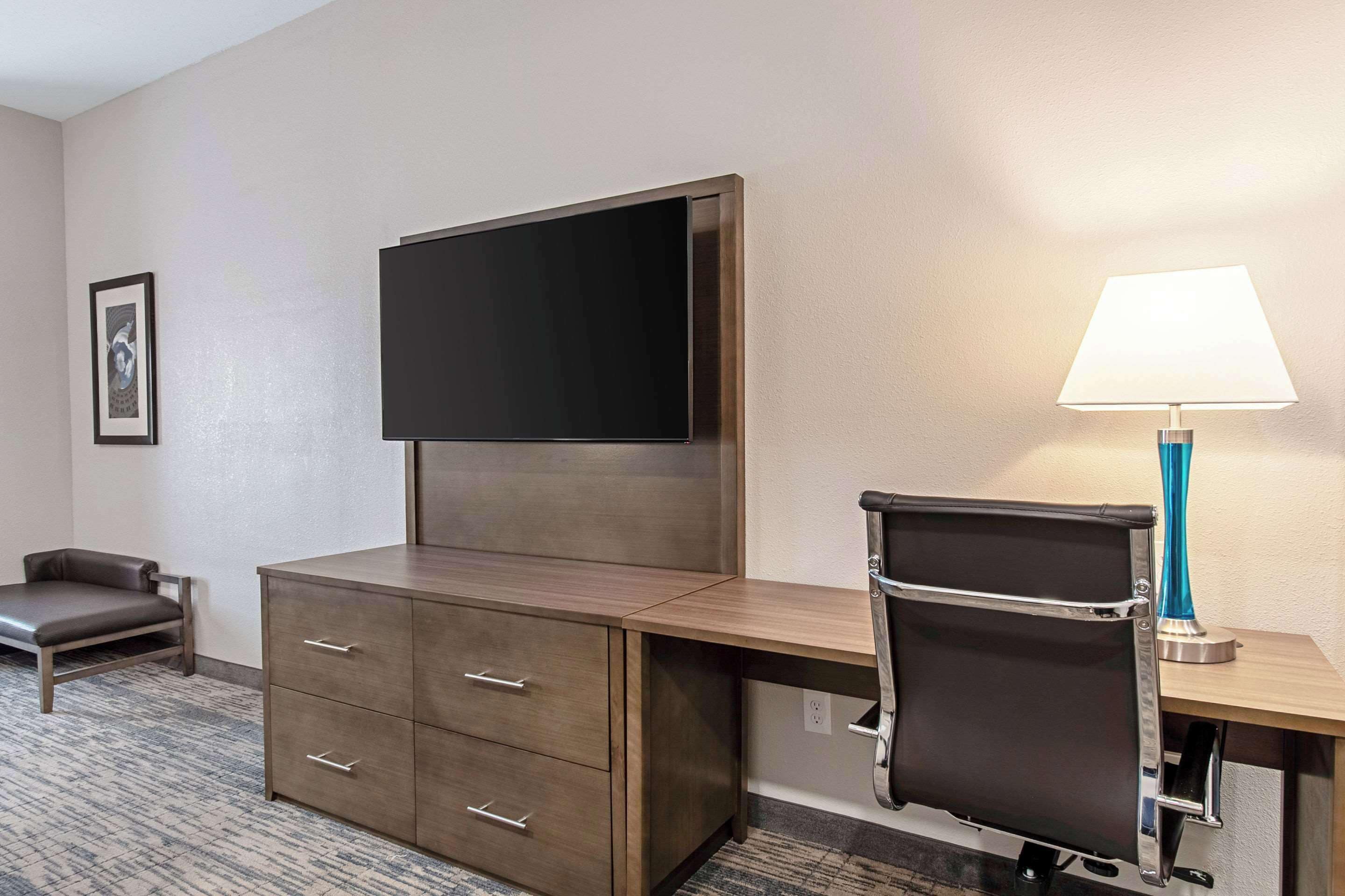 suite 2 queens non smoking 1 person sofabed | premium bedding, pillow-top beds, desk, laptop workspace
