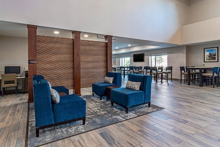 Lobby sitting area. Comfort Suites Grove City - Columbus South
