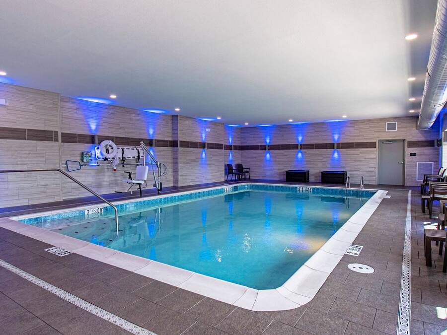 Inomhuspool med öppettider 09.00 till 21.00, och solstolar