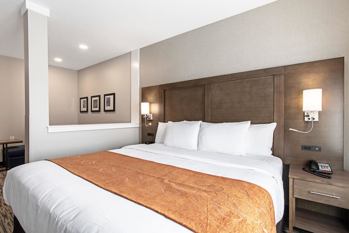 Luxe beddengoed, pillowtop-bedden, een bureau, een laptopwerkplek