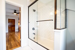 Smith's Crescendo | Badezimmer | Dusche, Haartrockner, Bademäntel, Handtücher