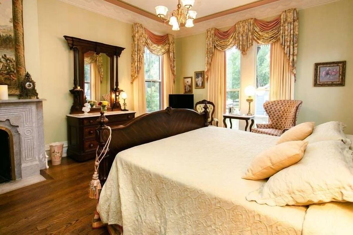 Luxury Double Room, Ensuite, Garden View (The Cupids & Roses Room)